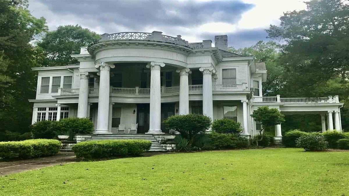 A Mini White House in Mississippi